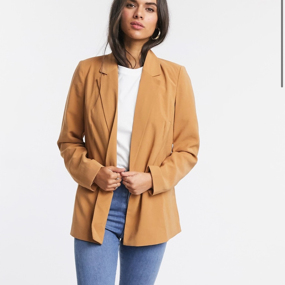 Vero Moda  Women's tan Blazer size 42/ large